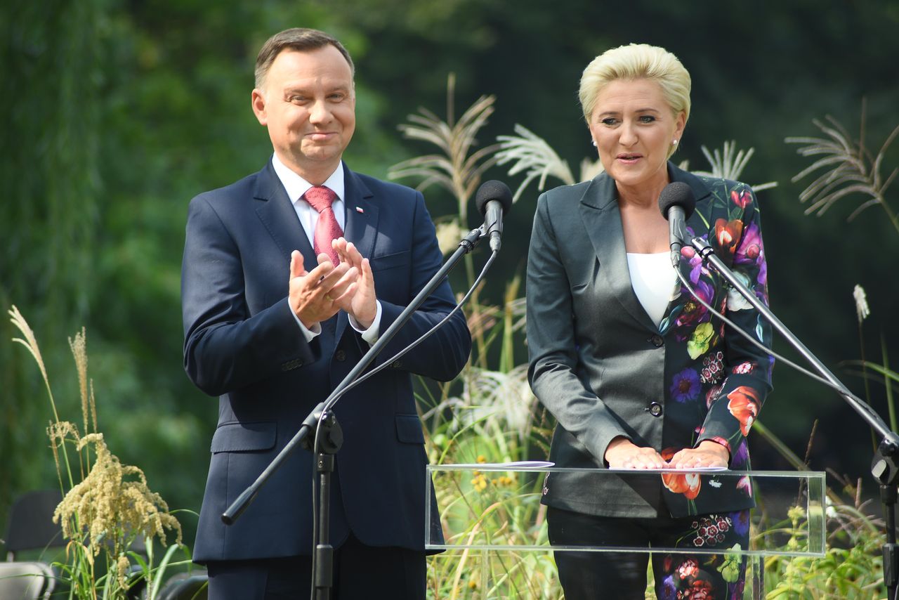 Agata Duda w kwiecistym garniturze. Ekstrawagancko!