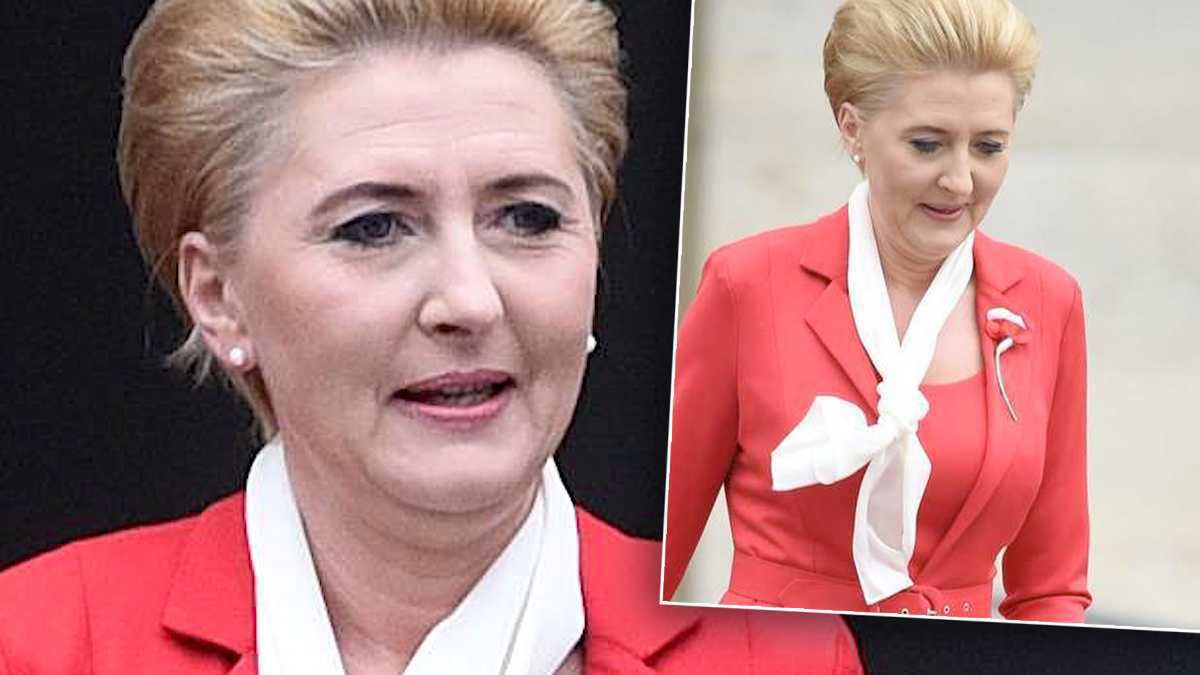 Agata Duda w biało-czerwonej sukni uczciła Dzień Flagi! Wyjątkowo trafiona świąteczna stylizacja Pierwszej Damy!