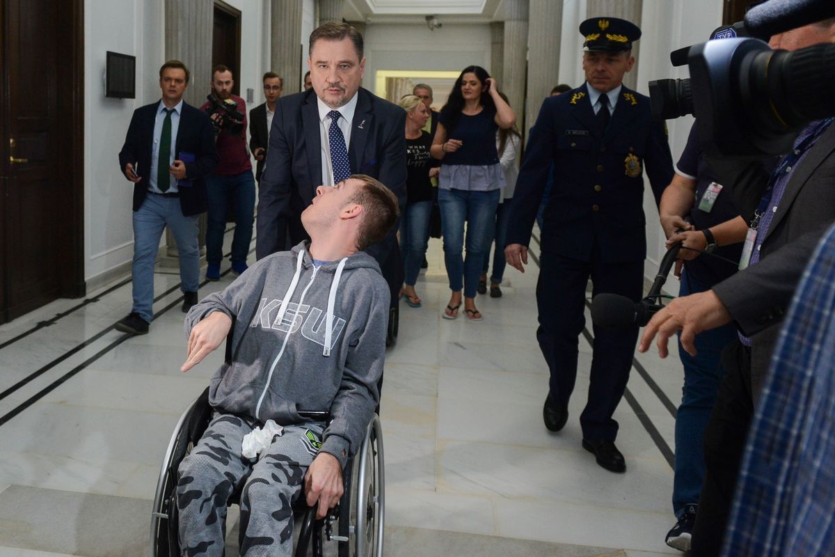 Protest opiekunów niepełnosprawnych w Sejmie. Odwiedził ich Piotr Duda