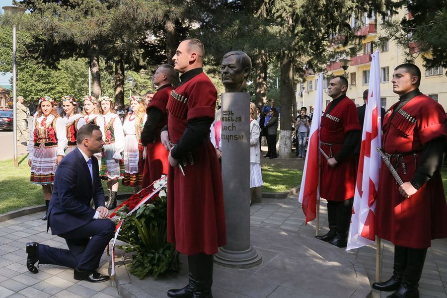 Prezydent Andrzej Duda uklęknął przed pomnikiem Lecha Kaczyńskiego w Tbilisi