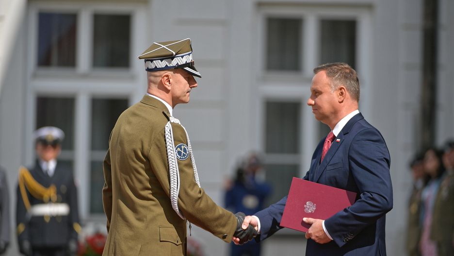Gen. Rajmund Andrzejczak otrzymuje z rąk prezydenta Andrzeja Dudy akt nominacji na Naczelnego Wodza w czasie wojny