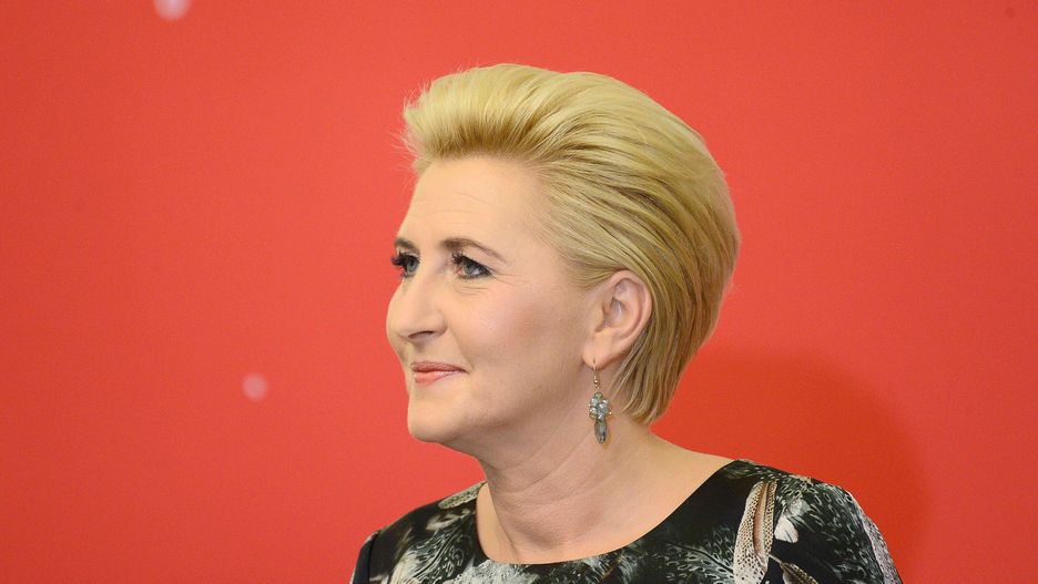 I wtedy wchodzi ona... cała na biało. Agata Duda znowu zachwyca