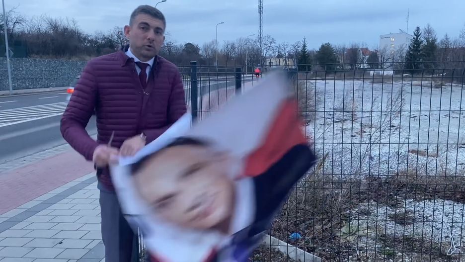Norbert Rekowski zerwał plakat Andrzeja Dudy z ogrodzenia swojej działki 