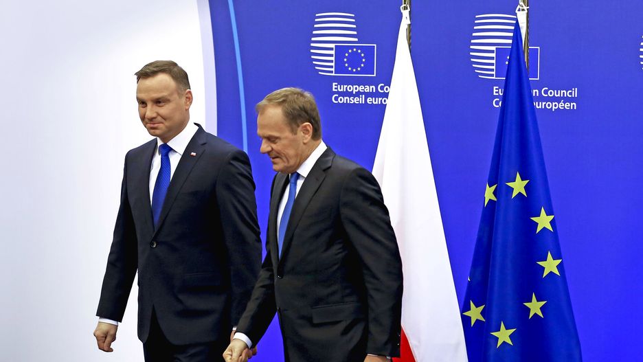Duda i Tusk pozostają poza zasięgiem konkurencji