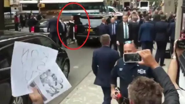 Agata Duda na zdjęciu zrobionym moment przed chwilą, gdy zacznie dyrygować manifestantami