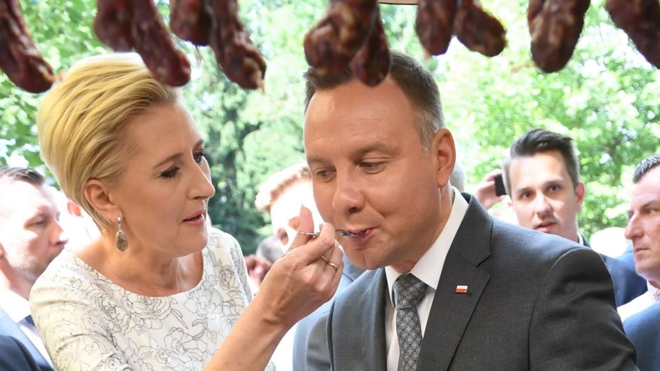 Prezydent Andrzej Duda karmiony przez żonę