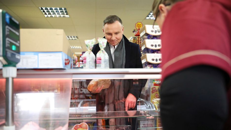 Wybory prezydenckie 2020. Prezydent Andrzej Duda w sklepie spożywczym