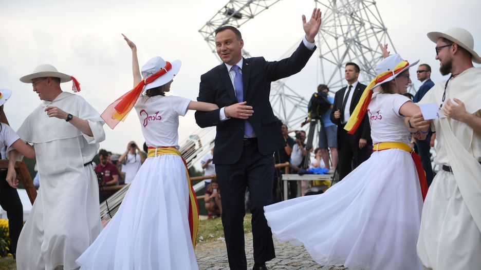 Prezydent Andrzej Duda tańczy na XXII Spotkaniu Młodych Lednica 2000.
