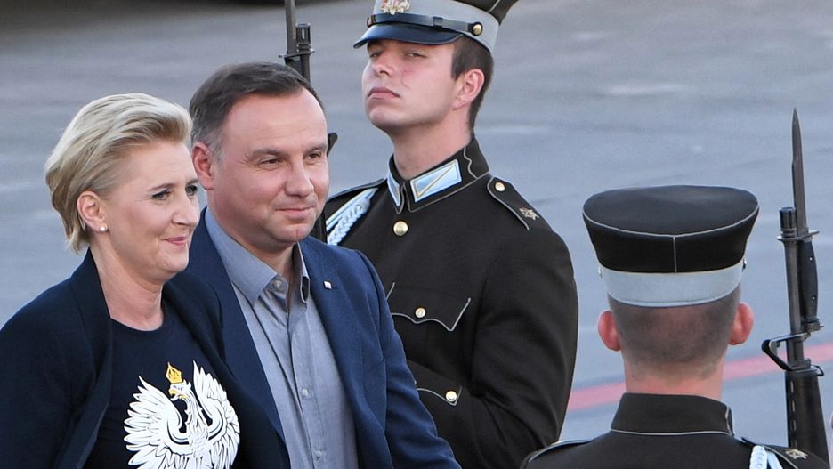 Agata Duda podróżuje w stroju, w którym wcześniej kibicowała Polakom w ostatnim meczu mundialu