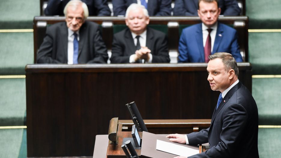 Prezydent Andrzej Duda w Sejmie. W tle prezes PiS Jarosław Kaczyński. Pałac wie, że Marian Banaś jest problem dla władzy.