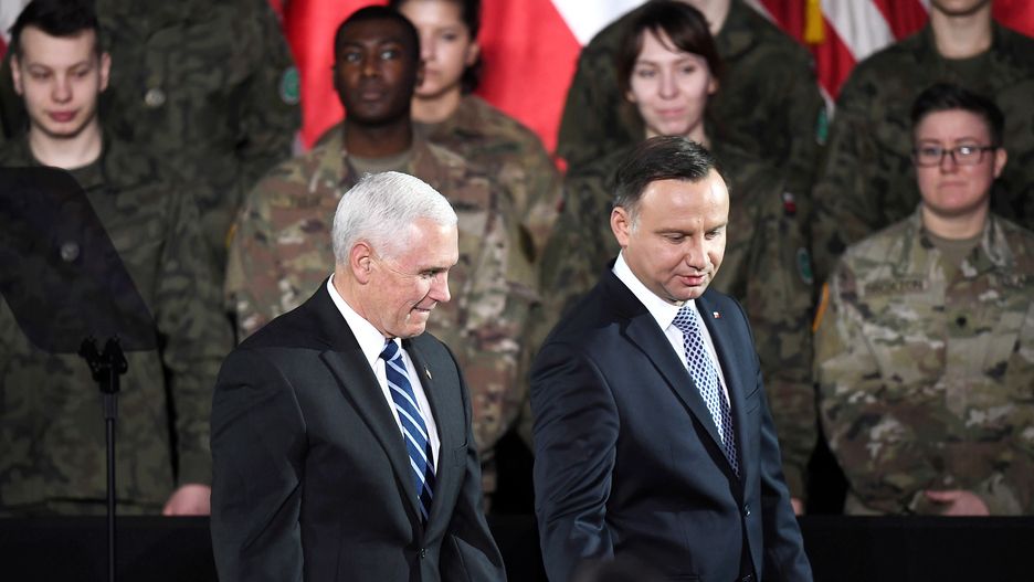 Mike Pence (L) i Andrzej Duda (P) złożą wizytę w obozie koncentracyjny Auschwitz-Birkenau