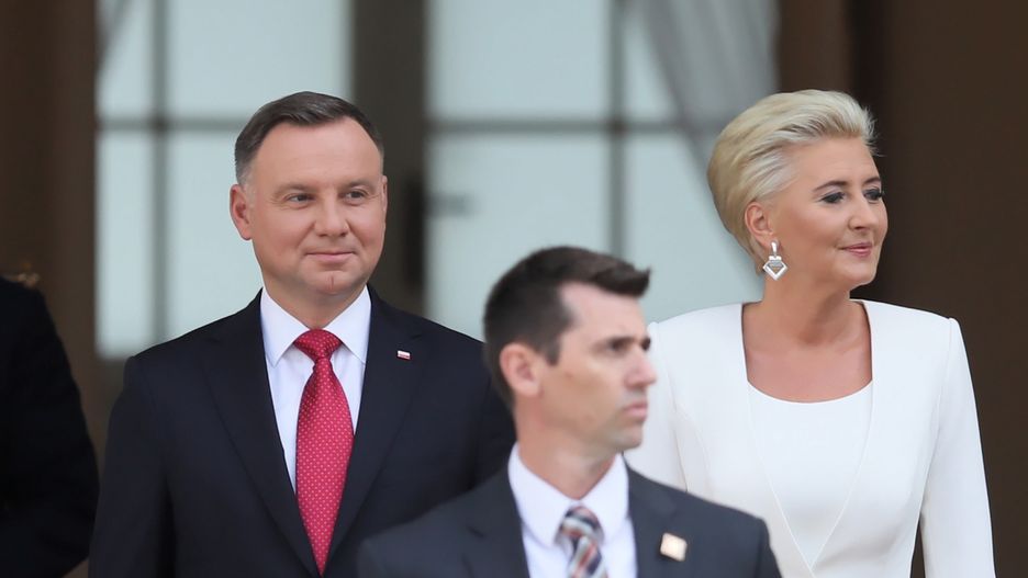 Andrzej Duda i Agata Kornhauser-Duda czekają na wiceprezydenta USA Mike'a Pence'a i jego żonę Karen Pence