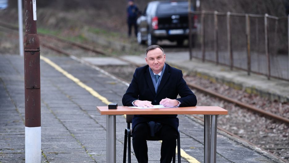 Nie wszystkim spodobało się, że prezydent Andrzej Duda podpisał nowelizację ustawy na peronie