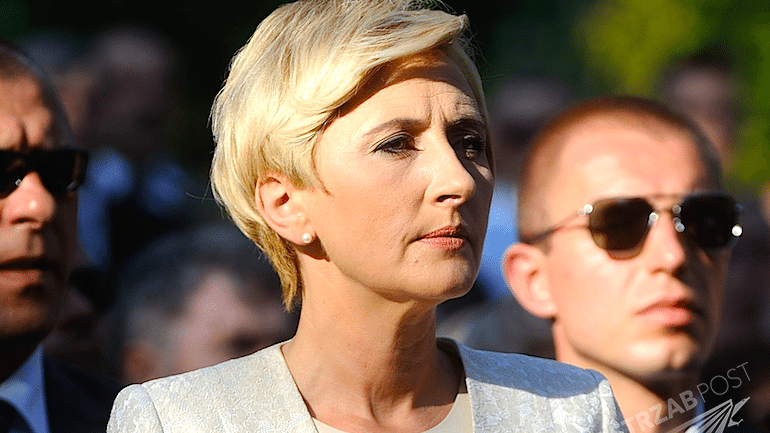 Agata Duda w białej sukience w Radzyminie