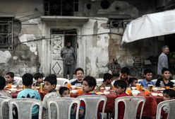 Wspólny posiłek w obliczu śmierci. Niezwykłe zdjęcia obiegły świat