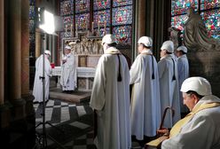 Poruszające zdjęcia z Notre Dame. Księża odprawili Mszę św. w kaskach