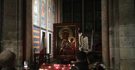 Pożar Notre Dame. W środku polska kaplica z kopią obrazu Matki Bożej Częstochowskiej