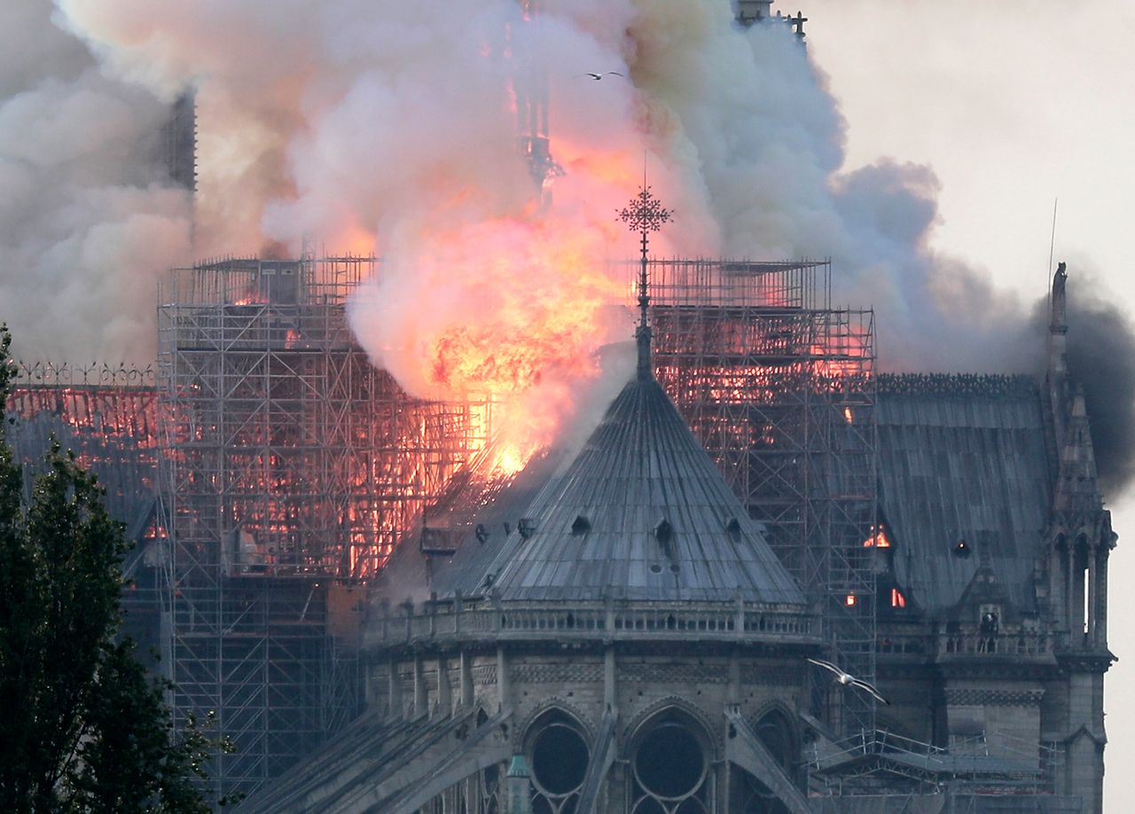 Notre Dame. Światowi przywódcy o pożarze w Paryżu