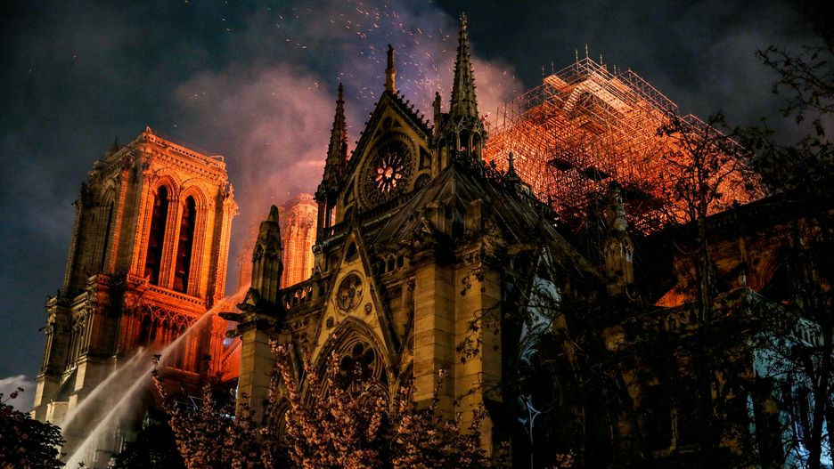 Firmy pomagają odbudować Notre Dame