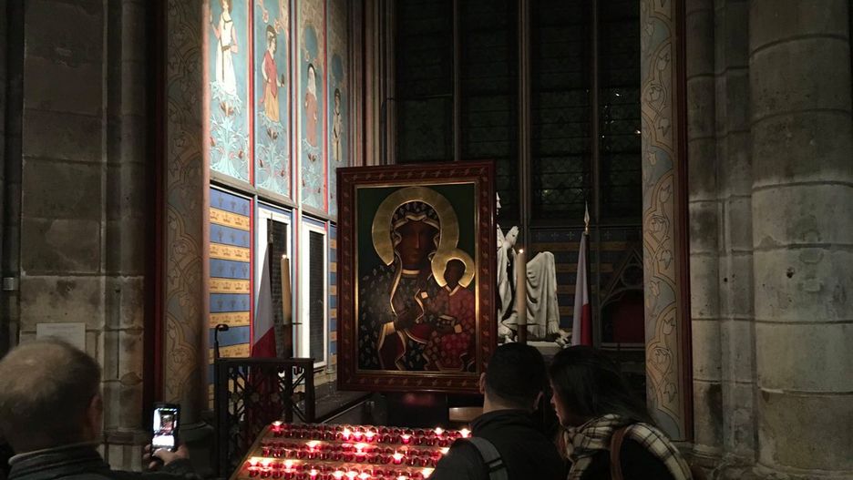 Polska kaplica w Notre Dame. Kopia obrazu Matki Bożej Częstochowskiej