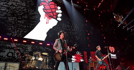 Green Day z nowym numerem "Father Of All...". W klipie wyrazili poparcie dla polskiej społeczności LGBT