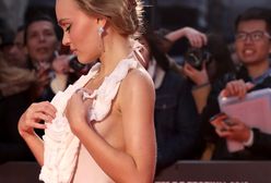 Lily-Rose Depp musiała uważać na sukienkę. Była o krok od wpadki