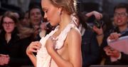 Lily-Rose Depp musiała uważać na sukienkę. Była o krok od wpadki