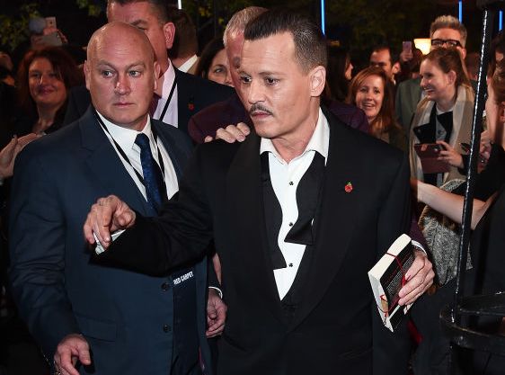 Johnny Depp pijany na czerwonym dywanie. Organizatorzy premiery "Morderstwa w Orient Expressie" upominali go trzy razy