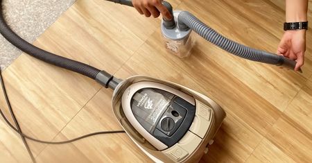 Tak samemu zrobisz odkurzacz na mokro DIY. Kanapa będzie czysta jak nigdy