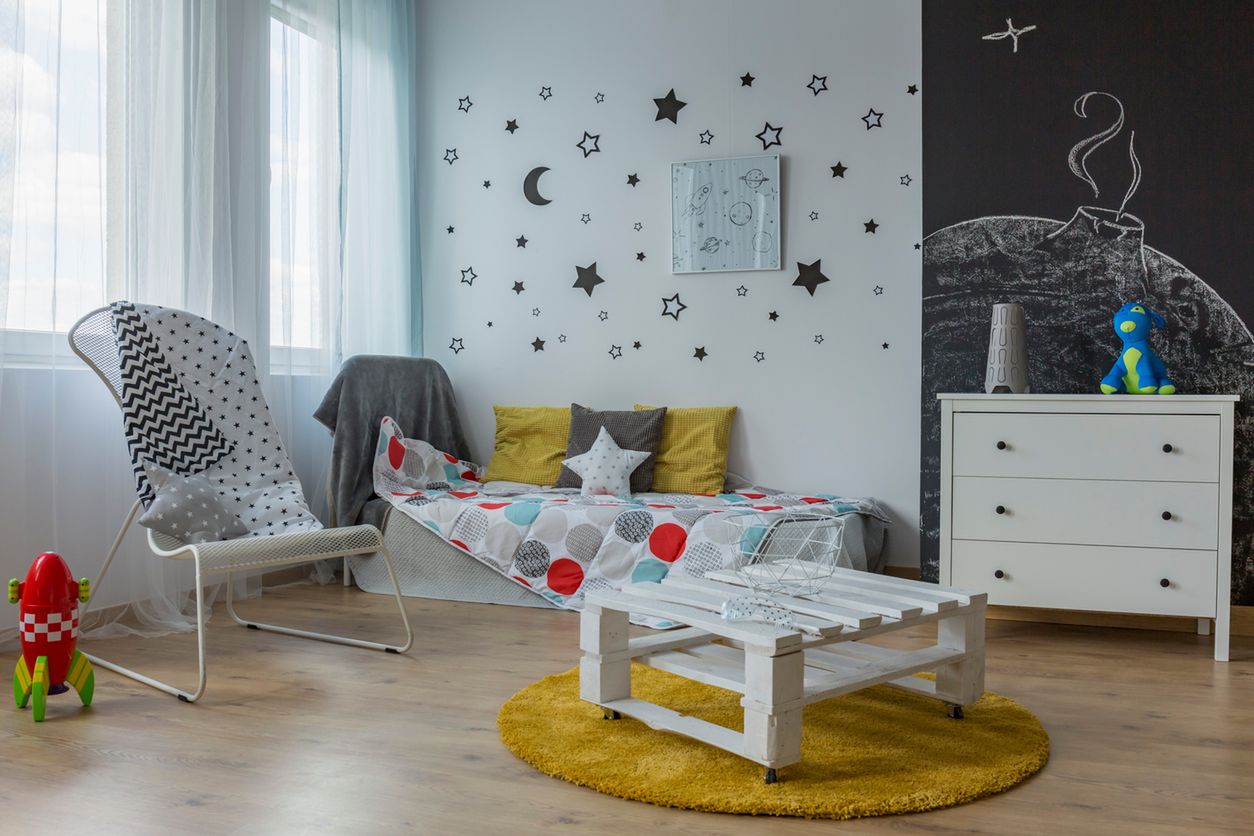 Pokój dla chłopca w stylu kosmicznym nocą robi niesamowite wrażenie 