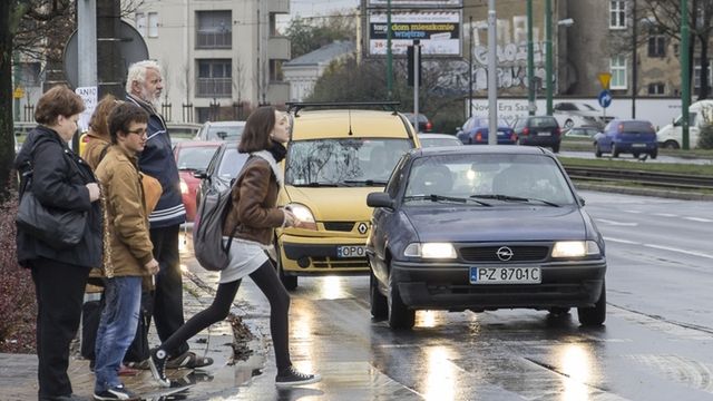 piesi,przejście dla pieszych,samochody,ruchu uliczny,dziewczyna na przejściu