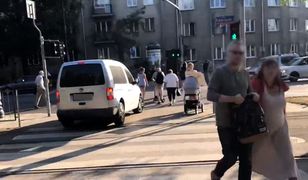 Wpadka urzędnika. Świadek nagrał jego chodnikowe manewry