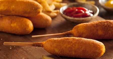 Corn dog. Prosta przekąska w amerykańskim stylu