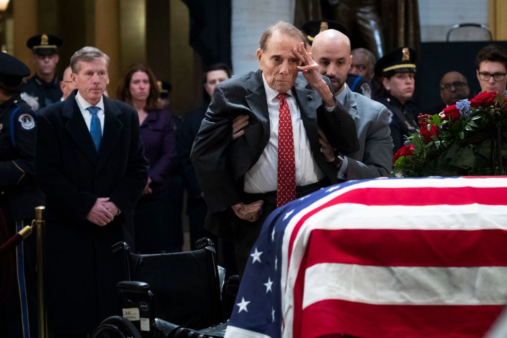 Wzruszający moment przed pogrzebem Busha. Bob Dole wstał z wózka i oddał mu hołd