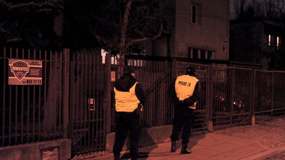 Jarosław Kaczyński podwójnie bezpieczny. Radiowóz i patrol pieszy przed domem prezesa PiS na Żoliborzu