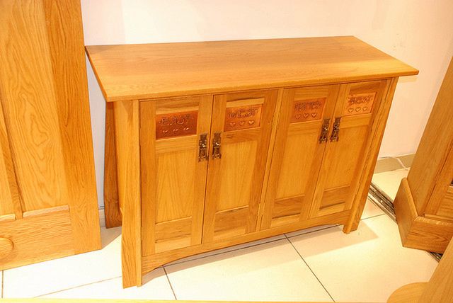 Formaldehyd często występuje w meblach z prasowanego drewna, jak również w zasłonach i ubraniach.