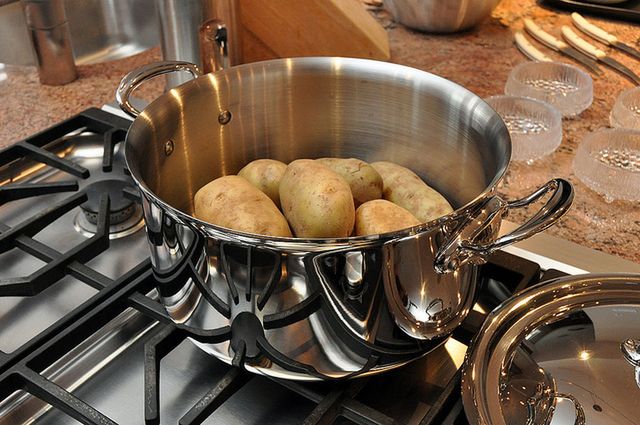 Zamiast teflonu rozważ zakup garnków ze stali nierdzewnej lub żeliwa.