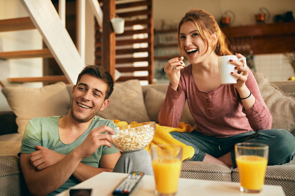 Jedzenie przed telewizorem może mieć fatalny wpływ na zdrowie. Fot. Freepik