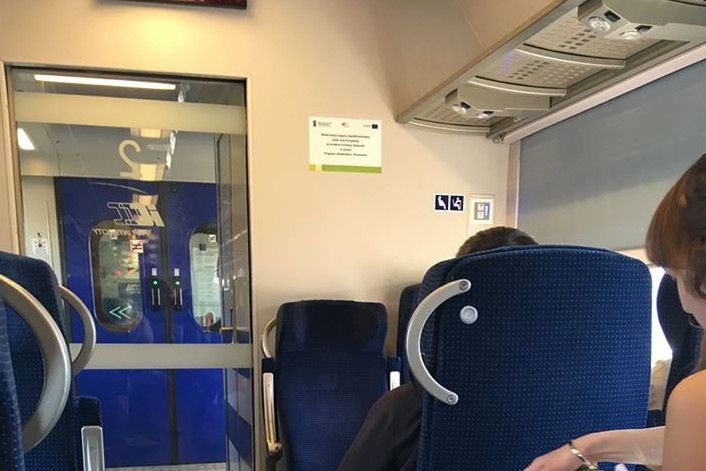 Pociąg relacji Kraków - Przemyśl. Młoda kobieta wyprasowała koszulę 