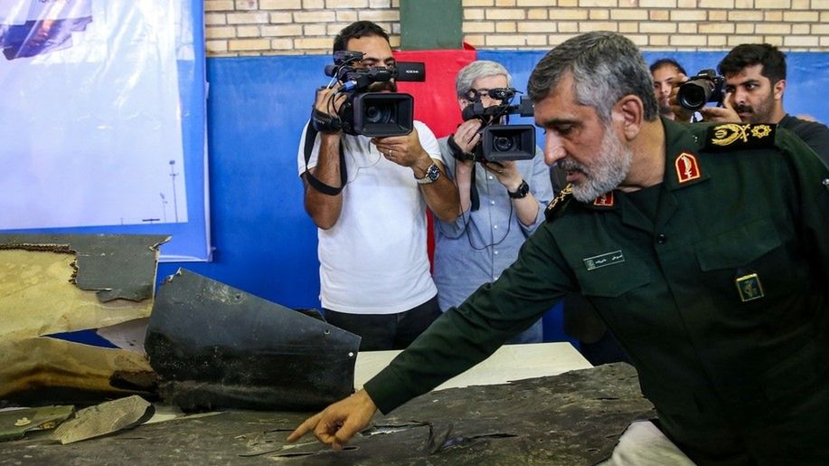 Irański generał Amir Ali Hajizadeh pokazuje szczątku zestrzelonego drona USA