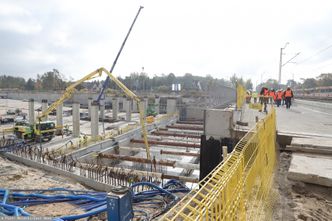 Zostało 100 km dróg i dwa tygodnie. Drogowcy przyspieszają