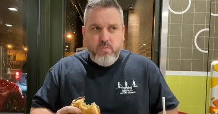 Zakopał zestaw z McDonald's. Po 14 miesiącach odkopał go i zjadł