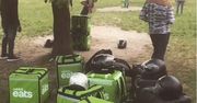Dostawcy Uber Eats bawią się na Polu Mokotowskim. Ustawili bazy z plecaków firmy
