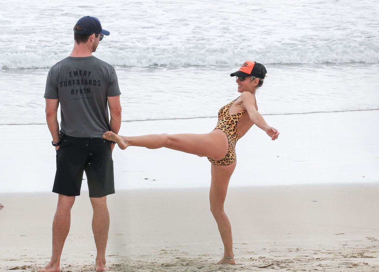 Chris Hemsworth z żoną na plaży 