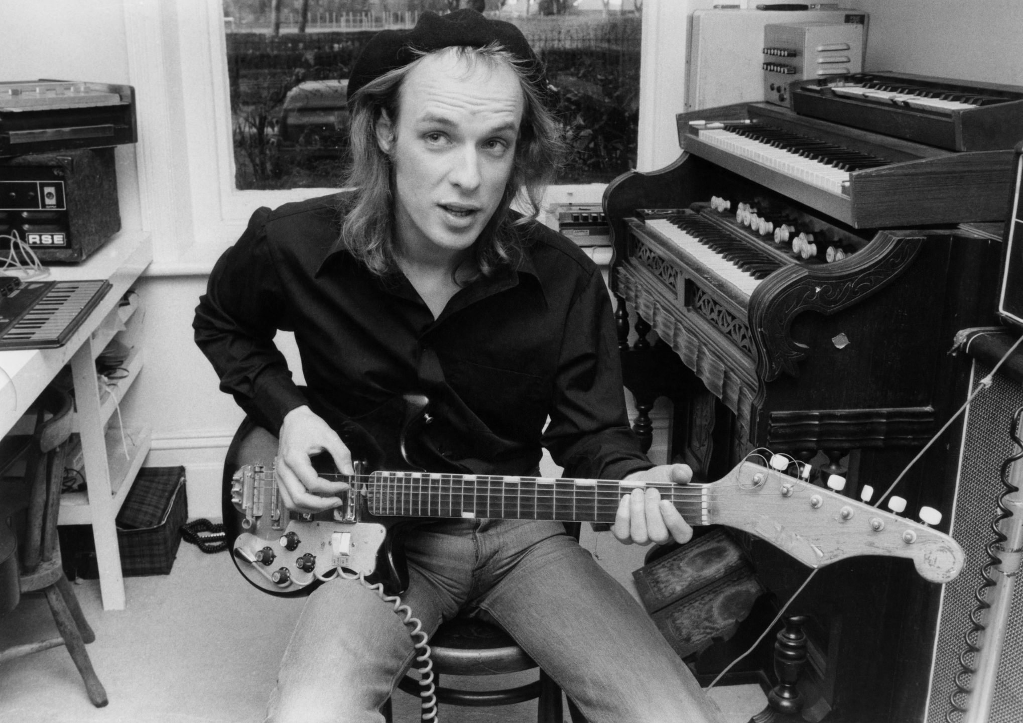Brian Eno. Zaczął od rocka, stał się ikoną muzyki elektronicznej i ojcem ambientu