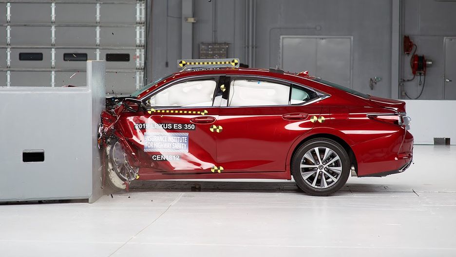 Lexus ES w teście zderzeniowym