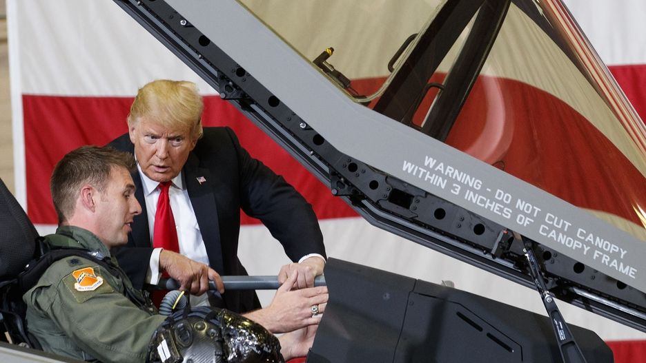 Prezydent USA Donald Trump podczas pokazu F-35 w bazie Luke jesienią ub. roku