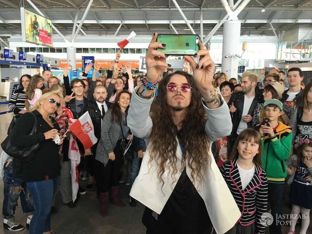 Michał Szpak na lotnisku przed Eurowizją 2016