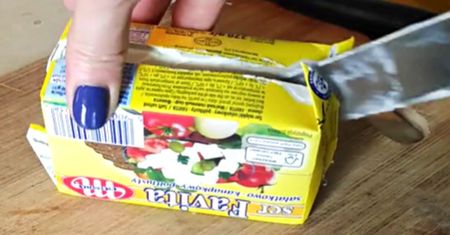 Wystarczył prosty trik i pokroiłam ser typu feta w ładną kostkę bez bałaganu!