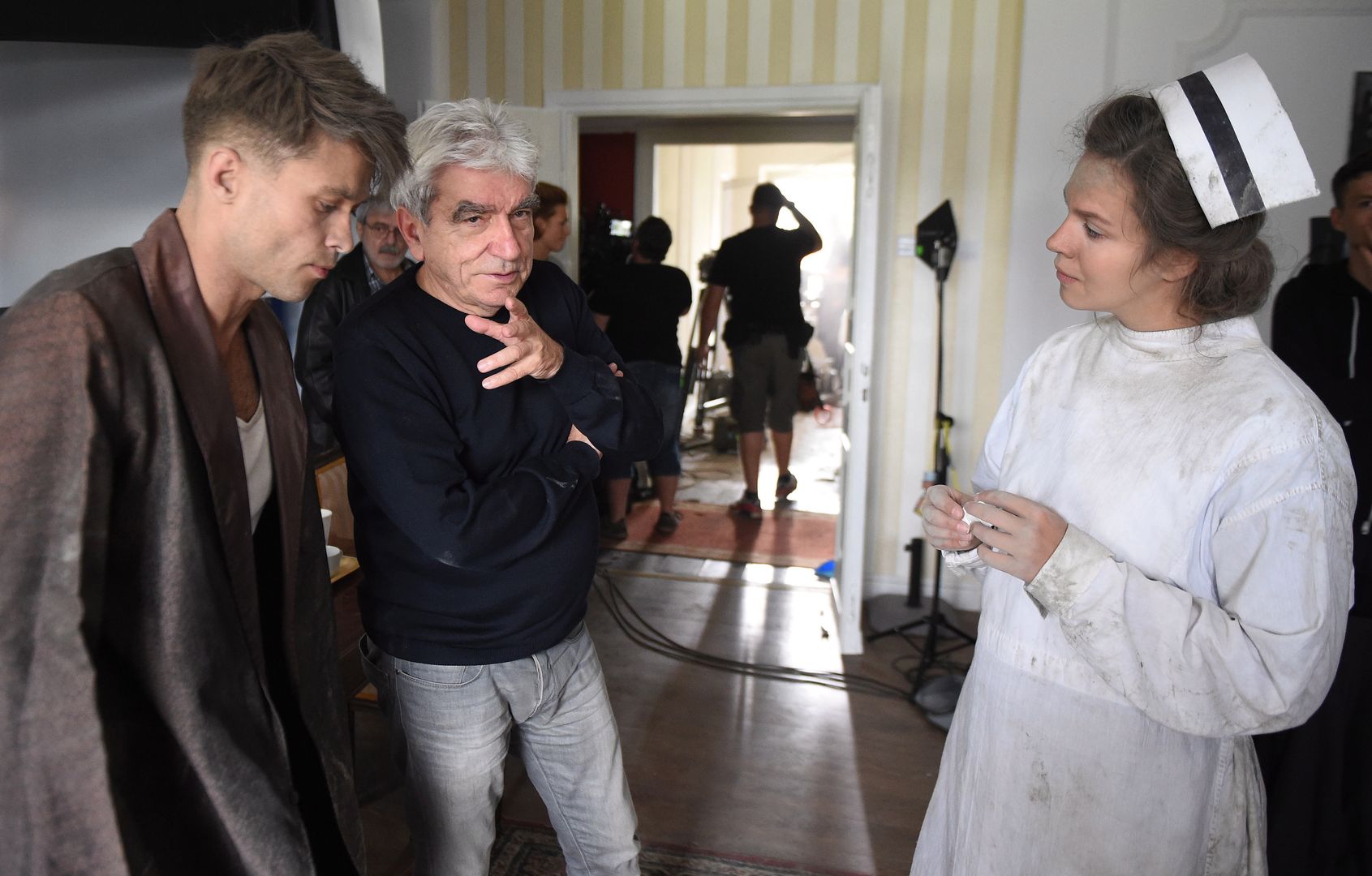Maciej Zakościelny, Wiesław Saniewski i Marianna Januszewicz na planie filmu ''Dywizjon 303'' 